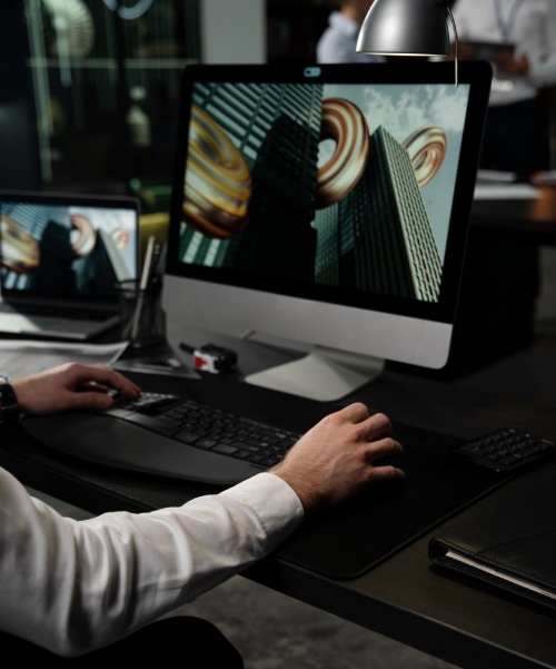 Tworzę intuicyjne ścieżki zakupowe i przejrzyste układy, które eliminują chaos i budują profesjonalny wizerunek Twojej marki.